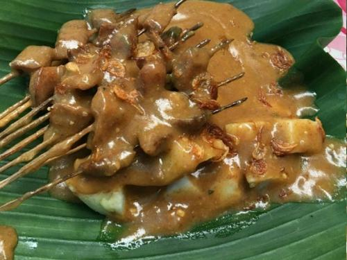 rasjawa's tweet photo. Sate Padang, sate top tier paling atas dunia persatean di Indonesia itu ada 3 jenis : 

1. Sate Padang Panjang (Kuah Kuning): 
Kuah ini identik dengan warna kuning cerah yang berasal dari kunyit. Cita rasanya cenderung gurih, kaya akan rempah, dan tingkat kepedasannya lebih ringan (tidak terlalu pedas) dibandingkan variasi lainnya.

2. Sate Pariaman (Kuah Merah): 
Sesuai warnanya yang kemerahan, kuah ini menggunakan campuran cabai merah yang lebih mendominasi. Oleh karena itu, sate khas Pariaman ini memiliki cita rasa yang jauh lebih pedas dan tajam.

3. Sate Danguang-Danguang (Kuah Kecokelatan): 
Berasal dari daerah Payakumbuh, variasi ini memiliki warna kuah yang sedikit kecokelatan atau kuning pucat. Ciri khas utamanya adalah rasanya yang sedikit lebih manis dan gurih, serta daging satenya sering kali dilumuri parutan kelapa sangrai sebelum dibakar.