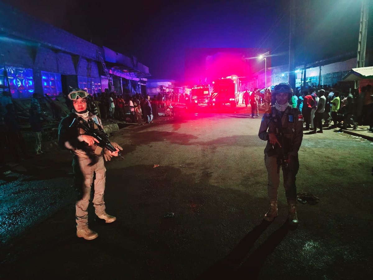UNPOL_RCA's tweet photo. On 24 July, C.P Li Fang, the head of @UNPOL #MINUSCA, visited the bases of Indonesian🇮🇩&amp; Egyptian🇪🇬 formed police units to congratulate and encourage them for their professional&amp; team-oriented efforts in helping to bring the fire at PK5 under control&amp; assist the local population. https://t.co/X3zqpdezLK