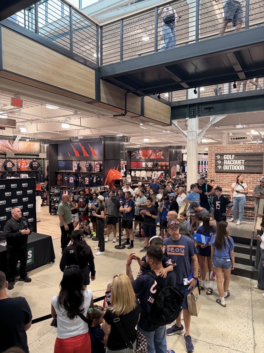 Zack_Pearson's tweet photo. Pretty crazy lines to meet #Bears WR Rome Odunze at @DICKS in Schaumburg.  

Line outside and inside. 

300 or 400 people? https://t.co/j7U400bjbZ
