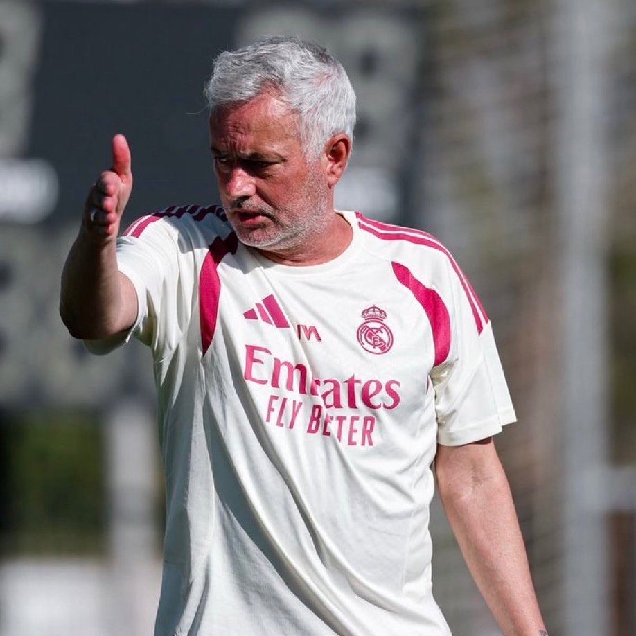 Sammybo001's tweet photo. Even while managing in Spain, Mourinho is still actively protecting London’s heritage from your empty trophy cabinet, Once a Blue, always a Blue Absolute legendary status. 🤫🏆 #CFC #Arsenal https://t.co/cpUU5fkzqZ