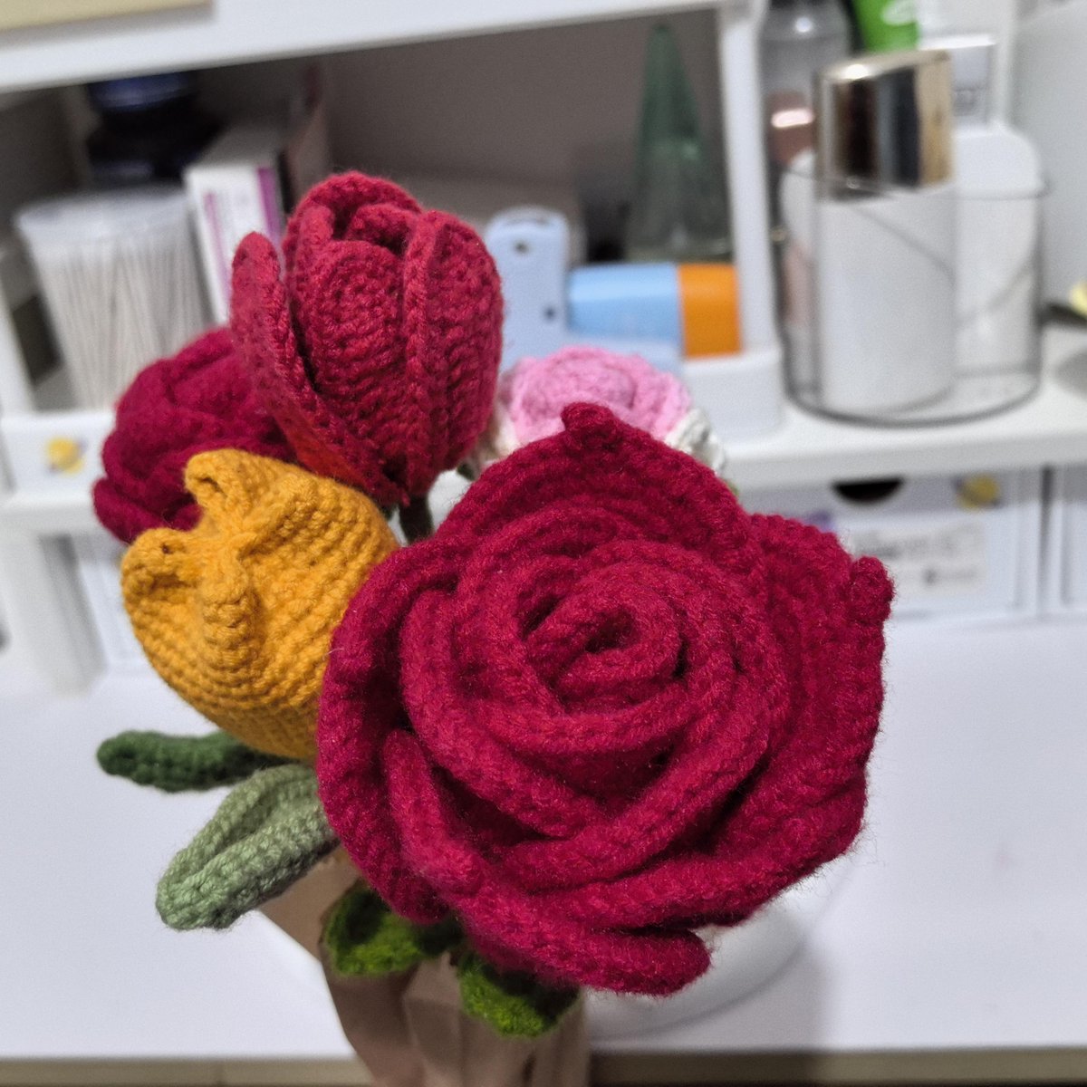 MeioLitroDeCabo's tweet photo. Just finished this cute woven flower keychain I made last night—perfect way to liven up my bag!  Handmade crafts are the best little pick-me-ups. https://t.co/Dy6iGx73m4