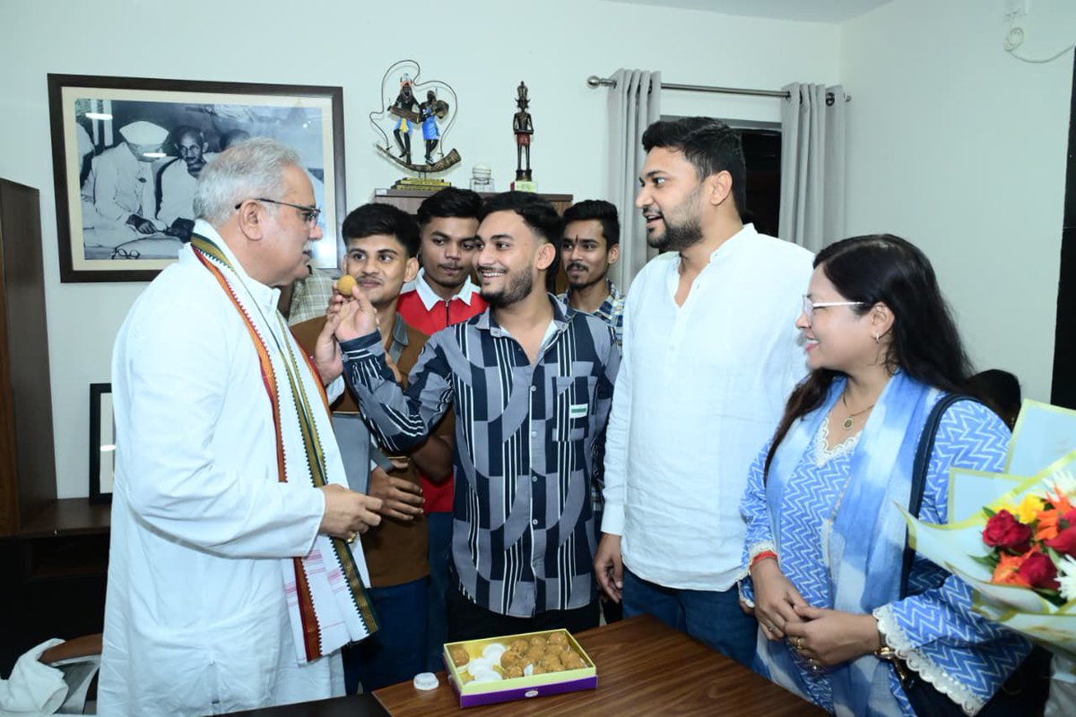 bhupeshbaghel's tweet photo. रायपुर निवास

यह GenZ की जीत है, छात्रों की जीत है, युवाओं की जीत है. यह देश की जीत है.

आज केंद्रीय शिक्षा मंत्री धर्मेंद्र प्रधान के इस्तीफ़े के बाद दिल्ली में प्रदर्शन से लौटे छात्रों ने मुलाकात कर ख़ुशी साझा की. सभी छात्रों को बधाई. यह तो बस शुरुआत है. @RahulGandhi https://t.co/kog0tcSNt2