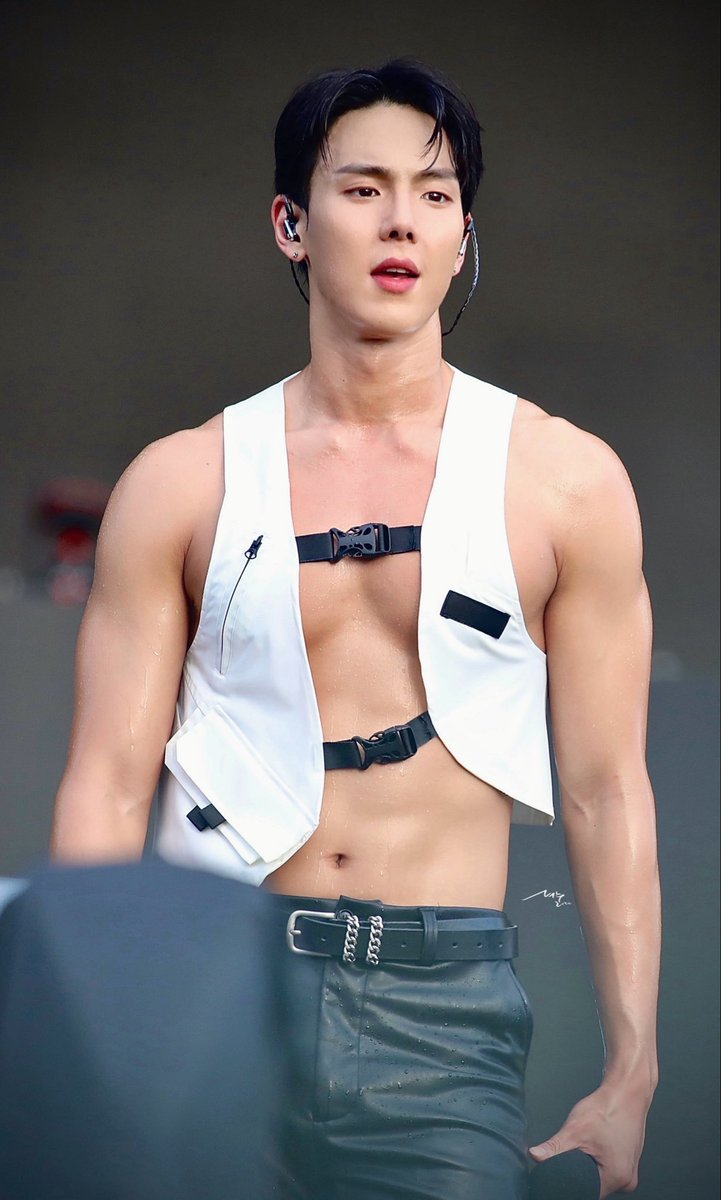 gureeeeeeeeen's tweet photo. #MONSTAX #SHOWNU https://t.co/BUarso4WI0
