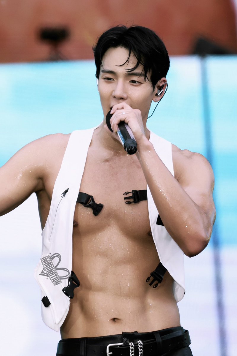 gureeeeeeeeen's tweet photo. #MONSTAX #SHOWNU https://t.co/BUarso4WI0
