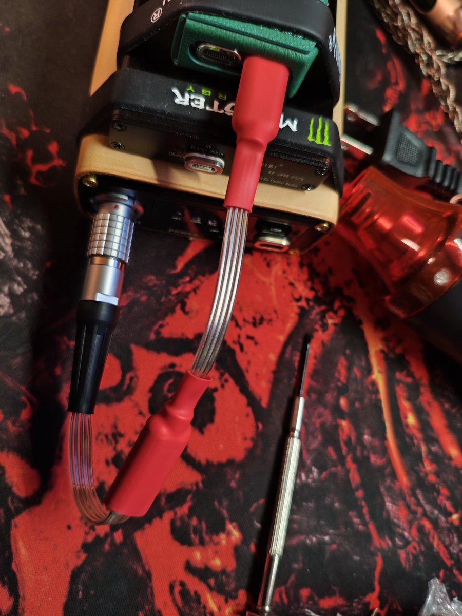 Stancein's tweet photo. 深夜🌙の工作🧰✂️🔨💥
KAEIドングルDAC KD01-PROと電源ユニット(PSU2とPS1-PRO)繋ぐ専用ケーブル接続シュリンクで補強作業
#KAEI
#KD01PRO https://t.co/PTlrckUq7P