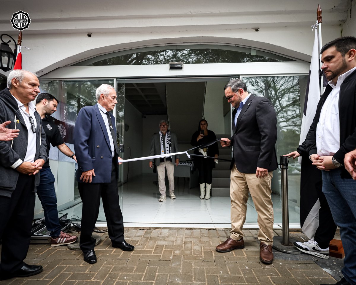 elClubOlimpia's tweet photo. El pasado nos emociona y el presente nos llena de orgullo.

Hoy inauguramos el nuevo Salón de la Gloria de la Institución, un espacio que preserva la memoria de quienes hicieron grande a este escudo y que fue posible gracias al trabajo de la Comisión de Socios Vitalicios.

Un Club que honra su historia, es un Club que nunca deja de crecer.

Y eso es 𝐎𝐋𝐈𝐌𝐏𝐈𝐀.

⚪️⚫️⚪️