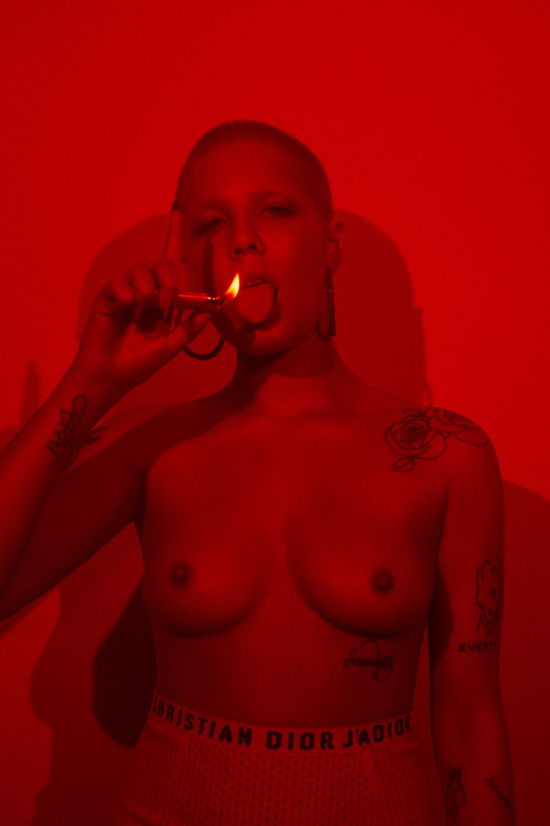 haIseylq's tweet photo. Halsey photographed by Zoey Grossman for FLAUNT Magazine in 2017. https://t.co/Qdy5n7YcID