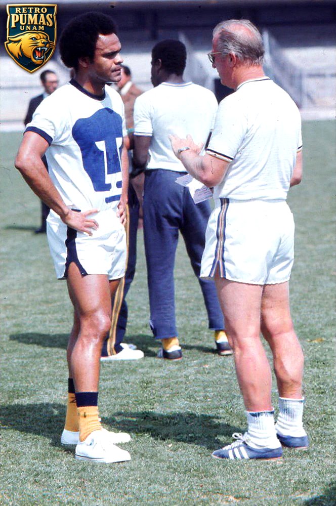 Retropumasunam's tweet photo. Los Pumas deben ser ofensivos.
El habilidoso extremo Juan José Muñante declaró a la revista Balón, que tras la eliminación en cuartos de final de la campaña 1975-76, el equipo nunca debió echarse atrás y ser siempre ofensivo. "El DT Arpad Fekete amarraba al equipo". https://t.co/NvzcAHMxiN