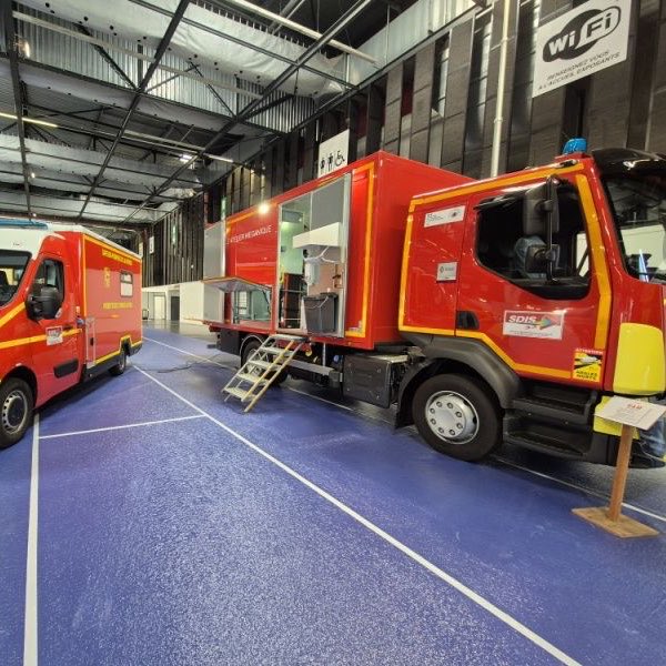 TribunePop23's tweet photo. 🚨🇫🇷🔥APPEL URGENT — Incendie en Gironde

Face à l’ampleur de l’incendie en cours, les services de secours sollicitent les entreprises pouvant mettre à disposition des engins de terrassement : tractopelles, citernes, pelles mécaniques ou matériel similaire.

Des chauffeurs disponibles sont également recherchés pour renforcer les moyens déployés sur le terrain.

Vous pouvez aider ? Contactez sans tarder le CODIS 33 par e-mail à codis@sdis33.fr en indiquant :

🔹 Votre nom
🔹 Le nom de votre entreprise
🔹 Le type de matériel disponible
🔹 Le nombre de chauffeurs disponibles
🔹 La commune où se trouvent le matériel et les chauffeurs
🔹 Vos horaires et disponibilités

Merci de partager largement 🙏