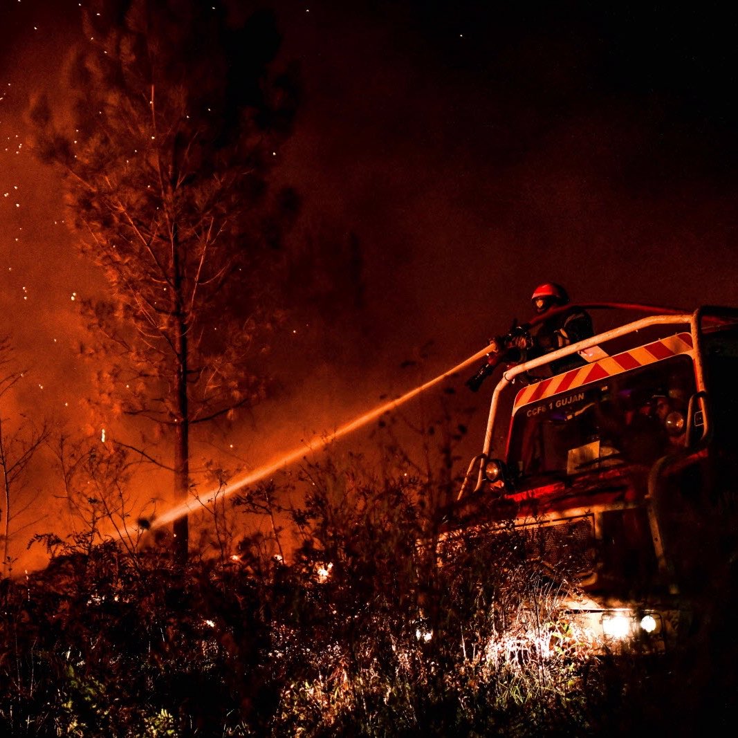 TribunePop23's tweet photo. 🚨🇫🇷🔥APPEL URGENT — Incendie en Gironde

Face à l’ampleur de l’incendie en cours, les services de secours sollicitent les entreprises pouvant mettre à disposition des engins de terrassement : tractopelles, citernes, pelles mécaniques ou matériel similaire.

Des chauffeurs disponibles sont également recherchés pour renforcer les moyens déployés sur le terrain.

Vous pouvez aider ? Contactez sans tarder le CODIS 33 par e-mail à codis@sdis33.fr en indiquant :

🔹 Votre nom
🔹 Le nom de votre entreprise
🔹 Le type de matériel disponible
🔹 Le nombre de chauffeurs disponibles
🔹 La commune où se trouvent le matériel et les chauffeurs
🔹 Vos horaires et disponibilités

Merci de partager largement 🙏