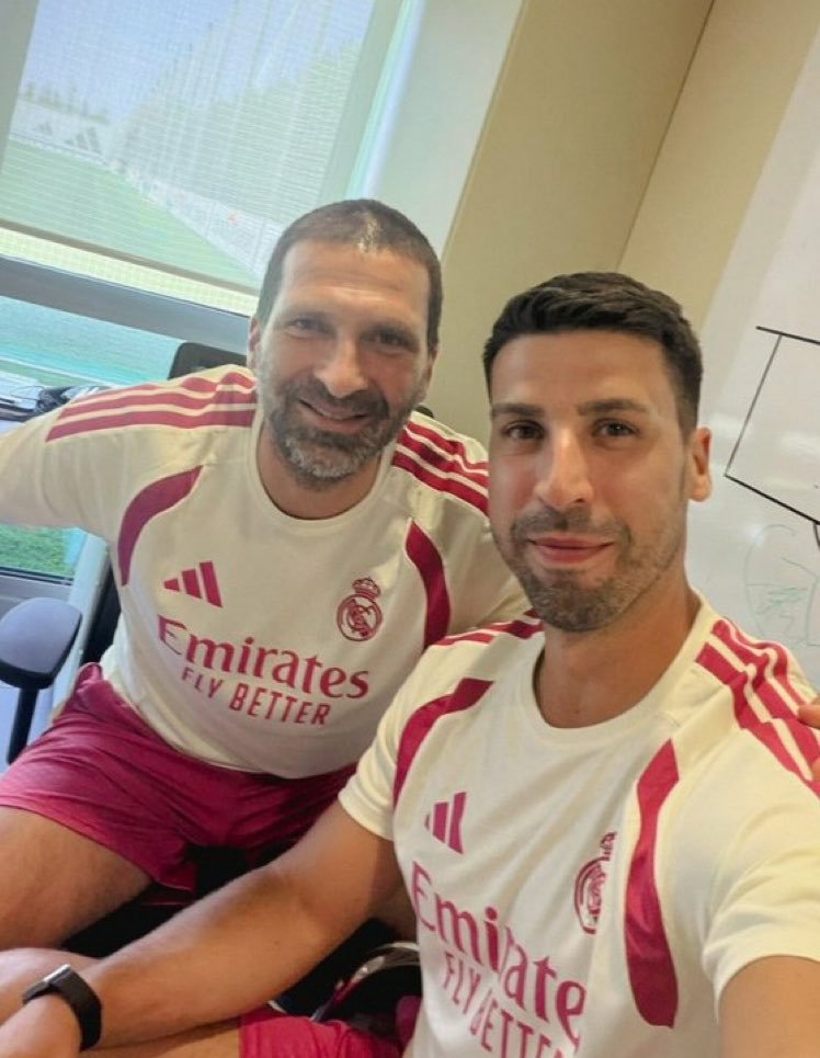 youngonchain's tweet photo. 🚨 CONFIRMED: Sami Khedira will act as a liaison between the players and the coach. 

He will be a trusted figure in the locker room to prevent things from Surging and maintain peace. 

He was involved with the players during the rondo drills before the Alcorcón match. 

[La_SER] https://t.co/IHFpGILq9b