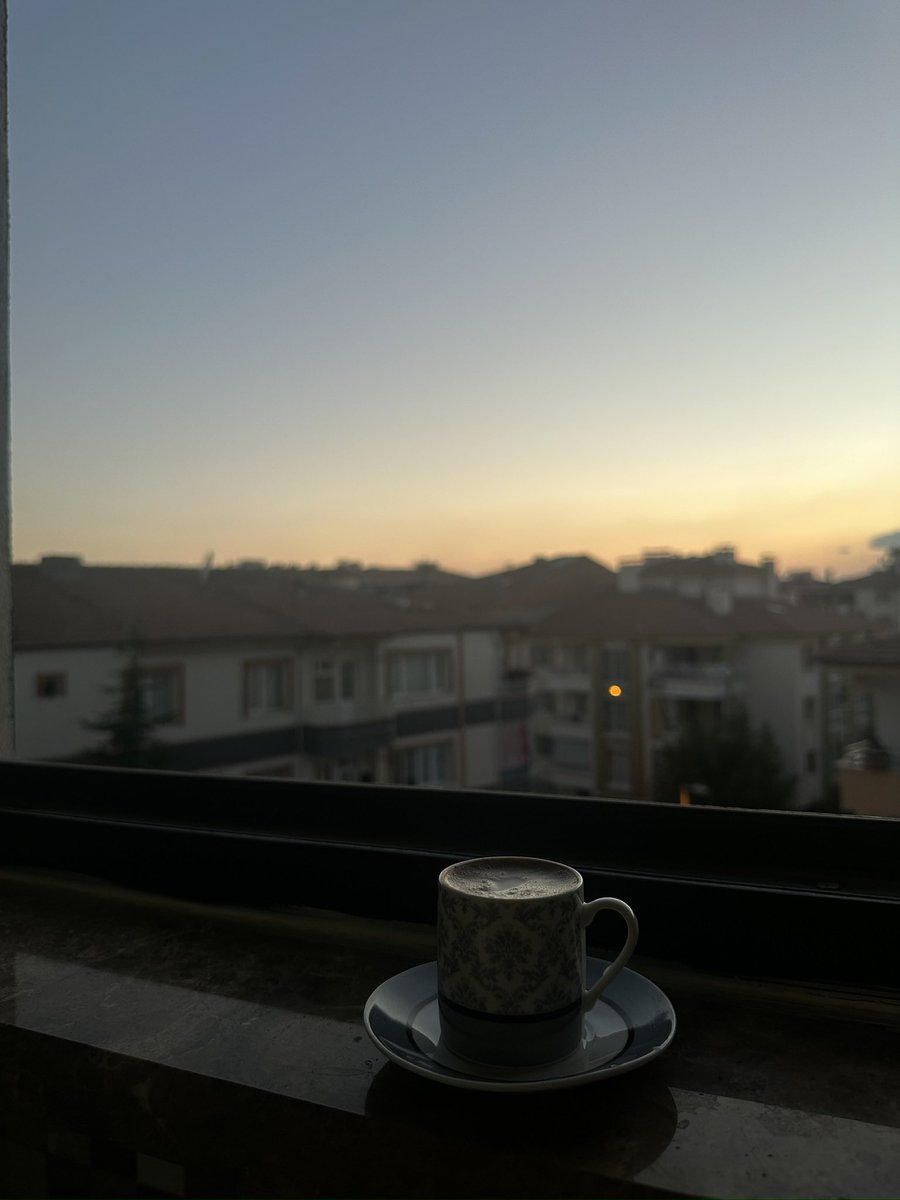 zynpzynb's tweet photo. tarihe not; son 21 yılın en serin temmuz gününde gözün enfeksiyon kaptığı için dışarı çıkmadın, evde yalnızsın, hava en sevdiğin mevsim sonbahar gibi, müzik seçimin yine slow, canını sıkan şeyler olmuş ama gülümse.. https://t.co/PYJ3wefDNV