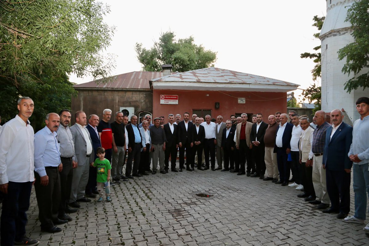 AkpartiBitlis13's tweet photo. 📍Güroymak 

İl Başkanımız Sn.@EnginGunceoglu, Milletvekilimiz Sn.@T_Bedirhanoglu, İlçe Başkanlarımız, Belediye başkanlarımız ve teşkilat mensuplarımız ile beraber, 

Güroymak Değirmen Köyü sakinleri ile bir araya gelerek hemşehrilerimiz ile istişare ve değerlendirme de bulundular. Köyümüzün ihtiyaçları ve isteklerini dinlenmiştir. 

Nazik ev sahipliğinden dolayı kıymetli köy muhtarımıza ve köy sakinlerine teşekkür ederiz.