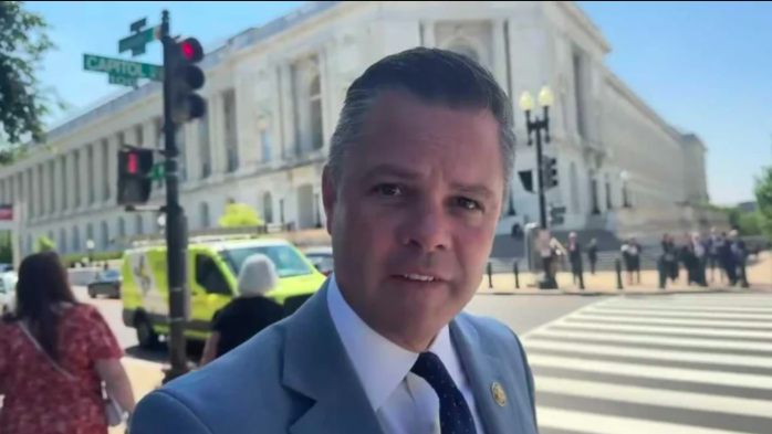 CheeseandBread's tweet photo. @ZachNunn That face you make when can't answer a simple question because you're a "yes man" in a bad suit. https://t.co/YcEsyPeql0
