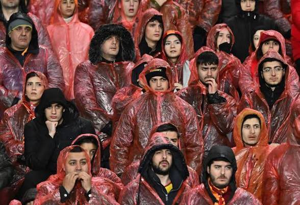 yageezz's tweet photo. @Fenersports_tr Düzgün yağmurluk için paraları yetmemişti, birde bunlara maaş mı ödeyecekler şimdi 😂 https://t.co/YoHdpjHUkQ