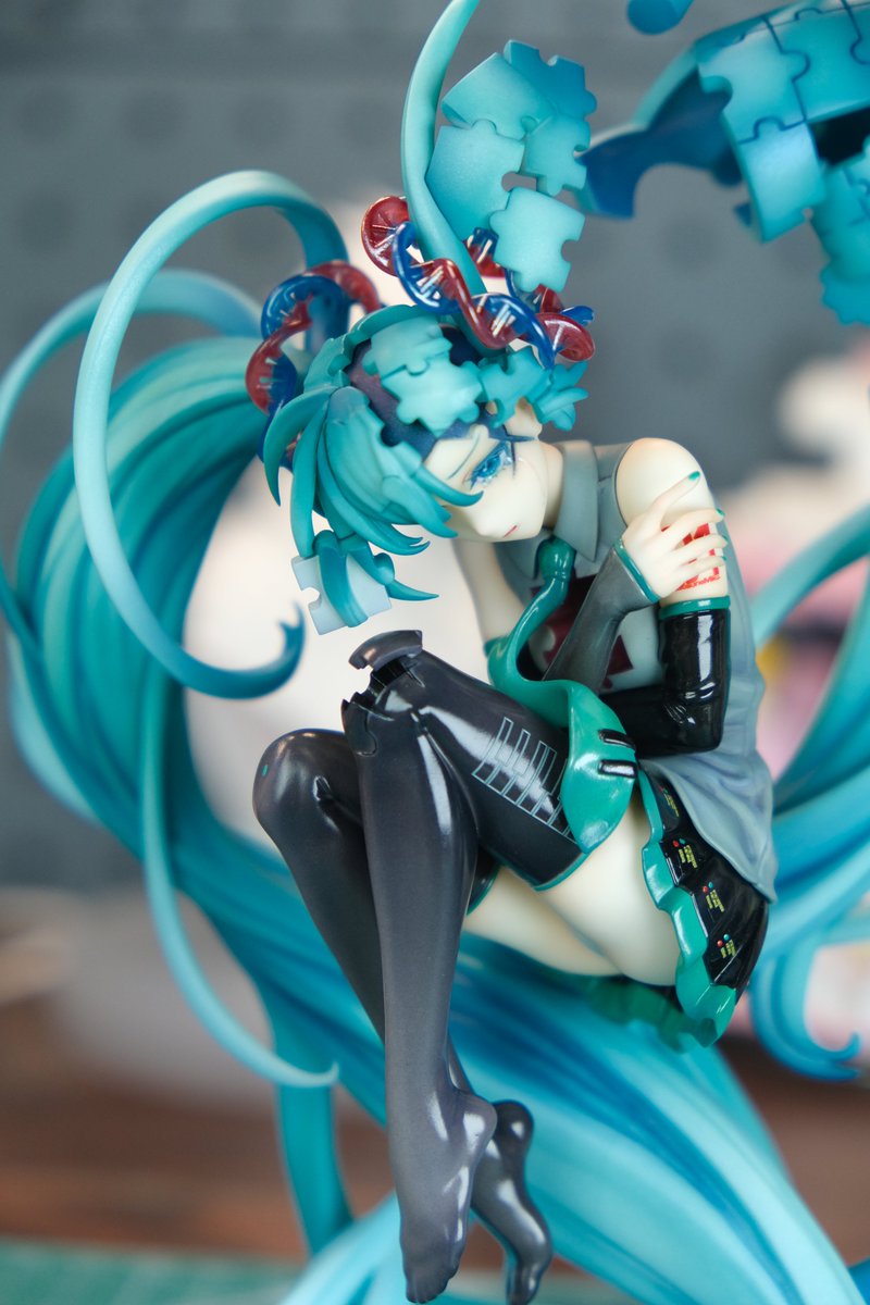 WangsterWorks's tweet photo. 初音ミク『残響断音』

ついに完成しました。

静かに身を丸めるミクと、ノイズに侵食されたようにほどけるパズル片。大きく巡るツインテールそのものを構造の軸にし、独立した支柱を使わず、軽やかなシルエットを成立させました。

企画：WangsterWorks株式会社 @WangsterWorks
イラスト：Shirubani @Shirubani
原型：Rambo @bo_lan7054
彩色：怡门巴住的猩猩

本日、ワンダーフェスティバル2026[夏]で展示・販売します。
HALL 3／3-02-09

@cfm_miku
#初音ミク #HatsuneMiku #残響断音 #WF2026S #ワンフェスWF2026夏