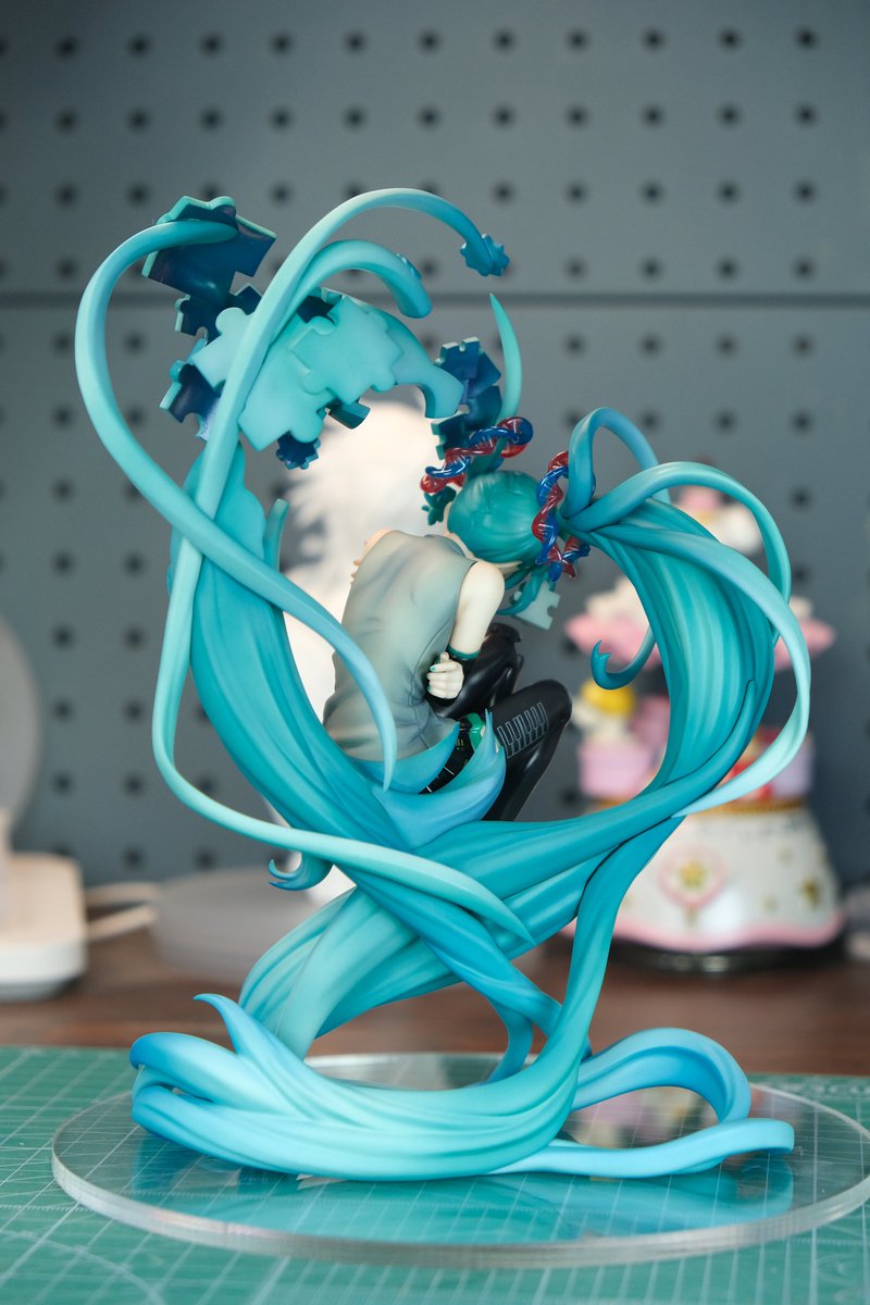 WangsterWorks's tweet photo. 初音ミク『残響断音』

ついに完成しました。

静かに身を丸めるミクと、ノイズに侵食されたようにほどけるパズル片。大きく巡るツインテールそのものを構造の軸にし、独立した支柱を使わず、軽やかなシルエットを成立させました。

企画：WangsterWorks株式会社 @WangsterWorks
イラスト：Shirubani @Shirubani
原型：Rambo @bo_lan7054
彩色：怡门巴住的猩猩

本日、ワンダーフェスティバル2026[夏]で展示・販売します。
HALL 3／3-02-09

@cfm_miku
#初音ミク #HatsuneMiku #残響断音 #WF2026S #ワンフェスWF2026夏