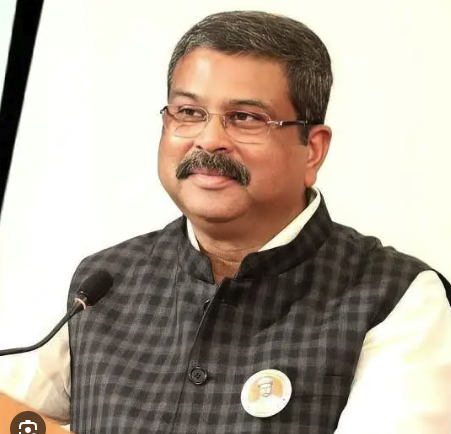 awesh29's tweet photo. Believe it or not-- 3

धर्मेंद्र प्रधान द्वारा अपने इस्तीफे से ठीक कुछ दिन पहले पांच कुलपतियों को  एक साल का  विस्तार दिया। इनमें से ज्यादातर RSS से जुड़े हैं।

चौंकिएगा मत,  इनमे  से एक कुलपति के खिलाफ पीएम मोदी   के नाम पर बनी एक फर्जी संस्था से जुड़ा है जिसकी जांच सीबीआई कर रही है। 

एक दूसरे कुलपति पर गंभीर आपराधिक धाराओं में मुकदमा पंजीकृत है। 

एक वीसी के खिलाफ पीएमओ ने जांच की संस्तुति दी थी। आइए जानते हैं कि धर्मेंद्र प्रधान के द्वारा सेवा विस्तार का लाभ पाने वाले कुछ कुलपतियों का रिकॉर्ड -

प्रो. सत प्रकाश बंसल (Central University of Himachal Pradesh, Dharamshala)

•⁠  ⁠मुख्य विवाद उनकी नियुक्ति को लेकर था। एक याचिका में आरोप लगाया गया कि उनकी नियुक्ति UGC Regulations, 2010 के अनुसार नहीं हुई।

प्रो. टंकेश्वर कुमार (Central University of Haryana, Mahendragarh)

•⁠  ⁠अपने चहेते प्रोफेसर राजीव कुमार सिंह की नियुक्ति को लेकर सबसे बड़ा विवाद:
    ◦ 
    ◦ महेंद्रगढ़ कोर्ट ने सिंह के खिलाफ IPC की धाराओं 420, 467, 468, 471 के तहत FIR दर्ज करने का आदेश दिया।
    
•⁠  ⁠छात्रों द्वारा कुछ अन्य प्रशासनिक अत्याचार के आरोप भी सोशल मीडिया पर आए हैं, लेकिन मुख्य मुद्दा नियुक्तियों का है।

प्रो. आलोक कुमार चक्रवाल (Guru Ghasidas Vishwavidyalaya / GGV, Bilaspur)

•⁠  ⁠Centre for Narendra Modi Studies (CNMS) से जुड़े होने और नियुक्तियों में भारी अनियमितताओं के आरोप। पत्नी को लाभ पहुंचाने और तथ्यों को छिपाकर ख़ुद नियुक्ति पाने के गंभीर आरोप। शेयर दलाल से बने कुलपति 

प्रो. बट्टू सत्यनारायण (Central University of Karnataka, Kalaburagi)
•⁠  ⁠आपराधिक मामला: अलंद MLA बी.आर. पाटिल के अनुसार नारोना पुलिस स्टेशन में उनके खिलाफ गंभीर प्रकृति का क्रिमिनल केस दर्ज है और चार्जशीट दाखिल हो चुकी है।

•⁠  ⁠भर्ती में घोर अनियमितताएं:
    ◦ 100+ शिक्षण पदों पर कथित रूप से कर्नाटक के योग्य उम्मीदवारों को नजरअंदाज कर आंध्र/तेलंगाना के तेलुगु भाषी उम्मीदवारों को प्राथमिकता।
    
    ◦ Article 371(J) के तहत कल्याण कर्नाटक आरक्षण का उल्लंघन।
    ◦ 
    ◦ PRO सहित अन्य नियुक्तियों में गड़बड़ी का आरोप; राज्य के चीफ सेक्रेटरी ने केंद्र को जांच के लिए पत्र लिखा।