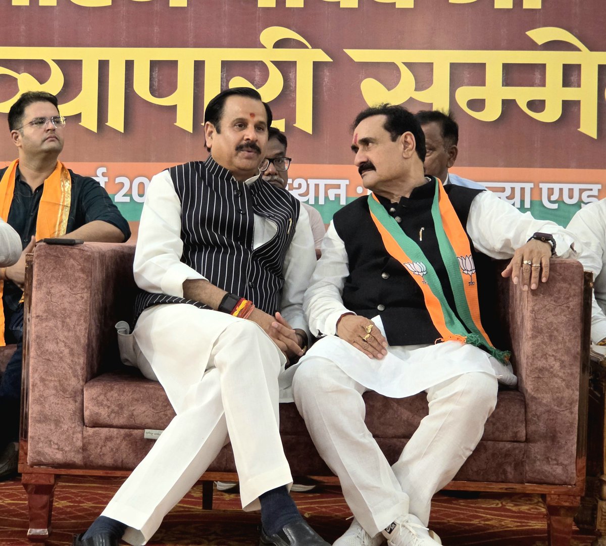 bjpdrmahendra's tweet photo. मध्यप्रदेश के दतिया विधानसभा उपचुनाव के सम्बन्ध में आयोजित व्यपारी सम्मेलन में मुख्यमंत्री श्री @DrMohanYadav51 जी, प्रदेश अध्यक्ष श्री @Hkhandelwal1964 जी , पूर्व मंत्री श्री @drnarottammisra जी के नेतृत्व में सभी व्यापारियों ने पूर्ण जोश एवं ऊर्जा के साथ भाजपा प्रत्याशी श्री @Ashutosh4BJP जी को ऐतिहासिक मतों से विजयी बनाने का संकल्प लिया।
@blsanthosh 
@idharampalsingh