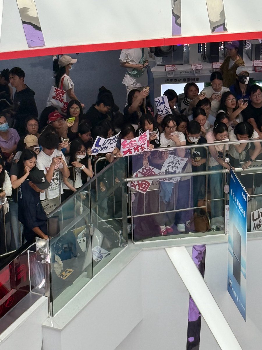 lovsubnews's tweet photo. Một bạn fan đã ghi dòng chữ “LingOrm là số một thế giới” và “In Love Forever Đại Bạo!!!”

Bạn fan: “MAMA NHÌN PHÍA TRÊN NÈ!!!”

*Ling ngước lên nhìn xong cười ngại 😳☺️

Bạn fan: Áaaaaaaaaaaa

OP: “Tôi và một bạn cùng fandom đã viết hai tấm bảng cổ vũ, một tấm là “LingOrm là số một thế giới”, một tấm là “In Love Forever đại bạo!”. Sau đó chúng tôi cứ điên cuồng hét gọi Mama LingLing Kwong, thế là chị ấy đã nhìn về phía tấm bảng của chúng tôi hơn 5 lần. Và lần nào nhìn thấy tấm bảng đó chị ấy cũng đều cười hết!

Cre: 7Ulingorm

#LinglingKwongXKustieBrand