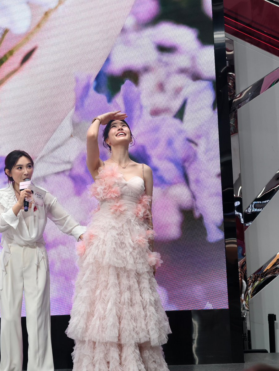 lovsubnews's tweet photo. Một bạn fan đã ghi dòng chữ “LingOrm là số một thế giới” và “In Love Forever Đại Bạo!!!”

Bạn fan: “MAMA NHÌN PHÍA TRÊN NÈ!!!”

*Ling ngước lên nhìn xong cười ngại 😳☺️

Bạn fan: Áaaaaaaaaaaa

OP: “Tôi và một bạn cùng fandom đã viết hai tấm bảng cổ vũ, một tấm là “LingOrm là số một thế giới”, một tấm là “In Love Forever đại bạo!”. Sau đó chúng tôi cứ điên cuồng hét gọi Mama LingLing Kwong, thế là chị ấy đã nhìn về phía tấm bảng của chúng tôi hơn 5 lần. Và lần nào nhìn thấy tấm bảng đó chị ấy cũng đều cười hết!

Cre: 7Ulingorm

#LinglingKwongXKustieBrand