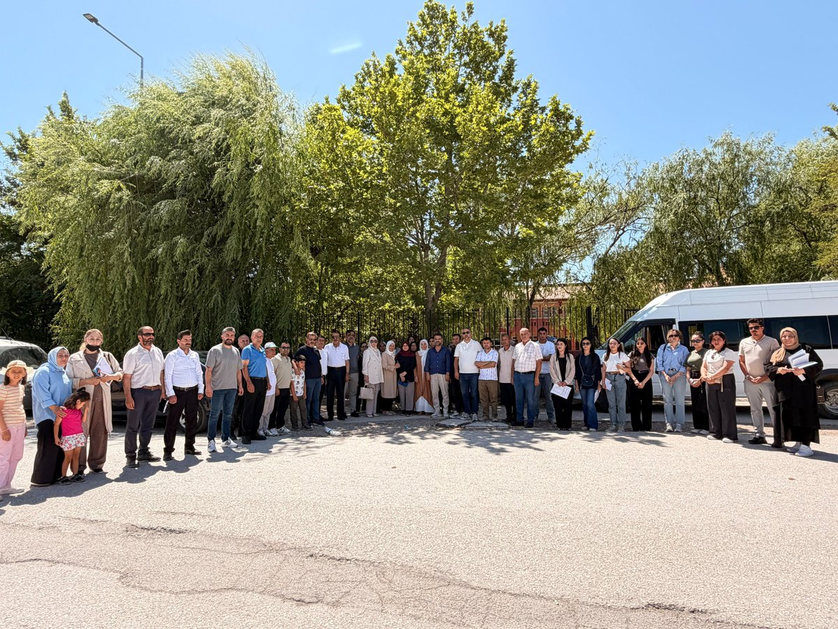 ipekyoluakkdn's tweet photo. 📍YALI MAHALLESİ 
İpekyolu İlçe Başkanımız Sayın @YavuzKusanVan, öncülüğünde; Ana Kademe, Kadın Kolları ve Gençlik Kolları teşkilatlarımızla birlikte hane üye ziyaretlerimiz ve saha çalışmalarımızı gerçekleştirdik.
@tugbaisikercan @abuyukgumus @MustafaAlkayis @ArvasAbdulahat https://t.co/fQRM4wPXI4