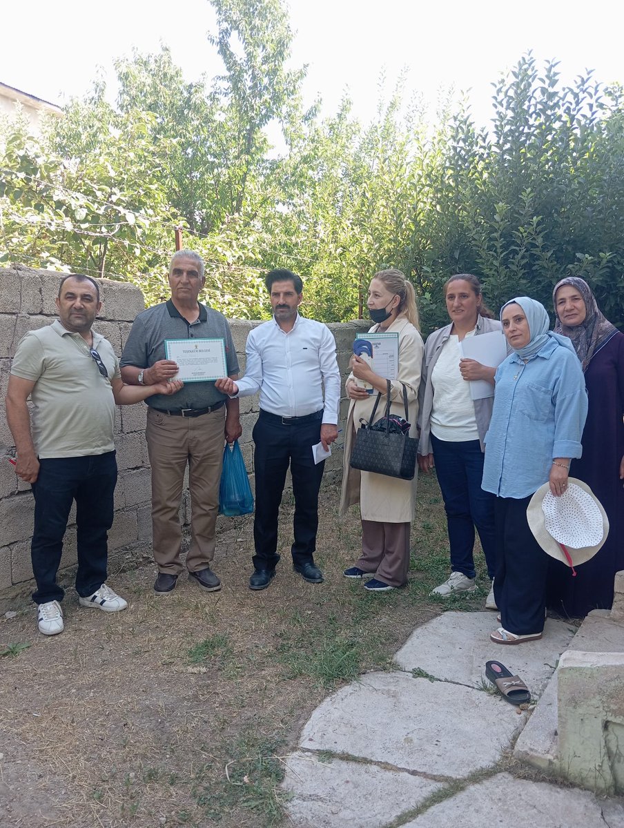 ipekyoluakkdn's tweet photo. 📍YALI MAHALLESİ 
İpekyolu İlçe Başkanımız Sayın @YavuzKusanVan, öncülüğünde; Ana Kademe, Kadın Kolları ve Gençlik Kolları teşkilatlarımızla birlikte hane üye ziyaretlerimiz ve saha çalışmalarımızı gerçekleştirdik.
@tugbaisikercan @abuyukgumus @MustafaAlkayis @ArvasAbdulahat https://t.co/fQRM4wPXI4