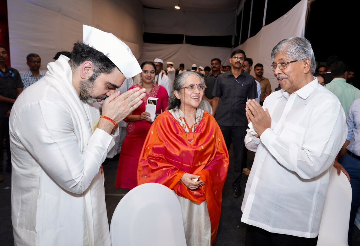ChDadaPatil's tweet photo. तुका म्हणे, "आनंदाचे डोही आनंद तरंग..." 🚩

आज कोथरूड येथे आषाढी एकादशी निमित्त आयोजित करण्यात आलेल्या सुप्रसिद्ध गायक राहुल देशपांडे यांच्या 'अभंगवारी' या भक्तिमय कार्यक्रमाला सहपत्नीक उपस्थित राहिलो.

राहुलजींनी आपल्या सुरेल गायकीतून सादर केलेल्या संतवाङ्मयातील अभंगांनी सभागृह अक्षरशः विठ्ठलनामाने दुमदुमून गेले. 

अशा सांस्कृतिक आणि भक्तिमय उपक्रमांमधून आपल्या संतपरंपरेचा वारसा नव्या पिढीपर्यंत पोहोचत राहो, हीच विठ्ठल चरणी प्रार्थना.

॥ पांडुरंग हरी विठ्ठल ॥ 🙏

📍२५ जुलै २०२६ | कोथरूड 

#आषाढीएकादशी२०२६ #अभंगवारी #राहुलदेशपांडे #AshadhiEkadashi #AbhangWari #RahulDeshpande

@BJP4Maharashtra @deshpanderahul
