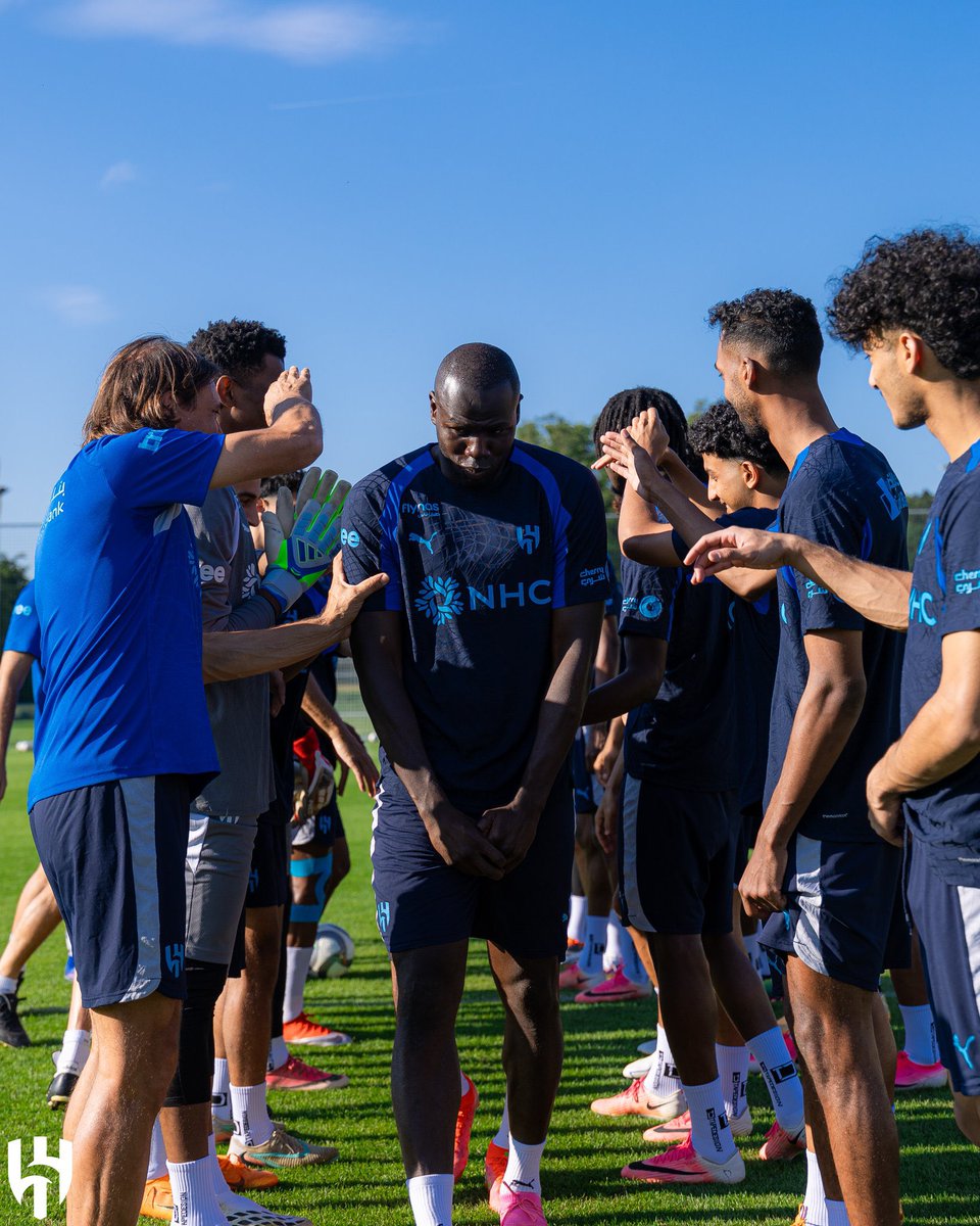 ahmad2man's tweet photo. الترحيب في #الهلال بعودة الشيخ "كوليبالي" و المنضم حديثاً "سامرفيل" 🔹👏🏼 https://t.co/BxW8YGy4kO