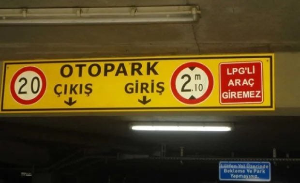 PitstopGaraj's tweet photo. LPG’li araçların kapalı otoparklara alınmaması bir "ayrımcılık" değil, tamamen kimya ve fizik kuralıdır.

Sıvılaştırılmış petrol gazı (LPG) havadan ağırdır. Olası bir sızıntıda gaz yükselmez, çukur bölgelere ve zemine çöker. Havalandırmanın yetersiz olduğu kapalı alanda en ufak bir kıvılcım facia demektir.

"Benim sızdırmazlık raporum var, bir şey olmaz" deyip kapalı otopark kuralını çiğneyenler hem kendi hem de oradaki yüzlerce insanın canını riske atıyor.

Siz bu kurala uyuluyor mu sanıyorsunuz? 🚗⚠️
