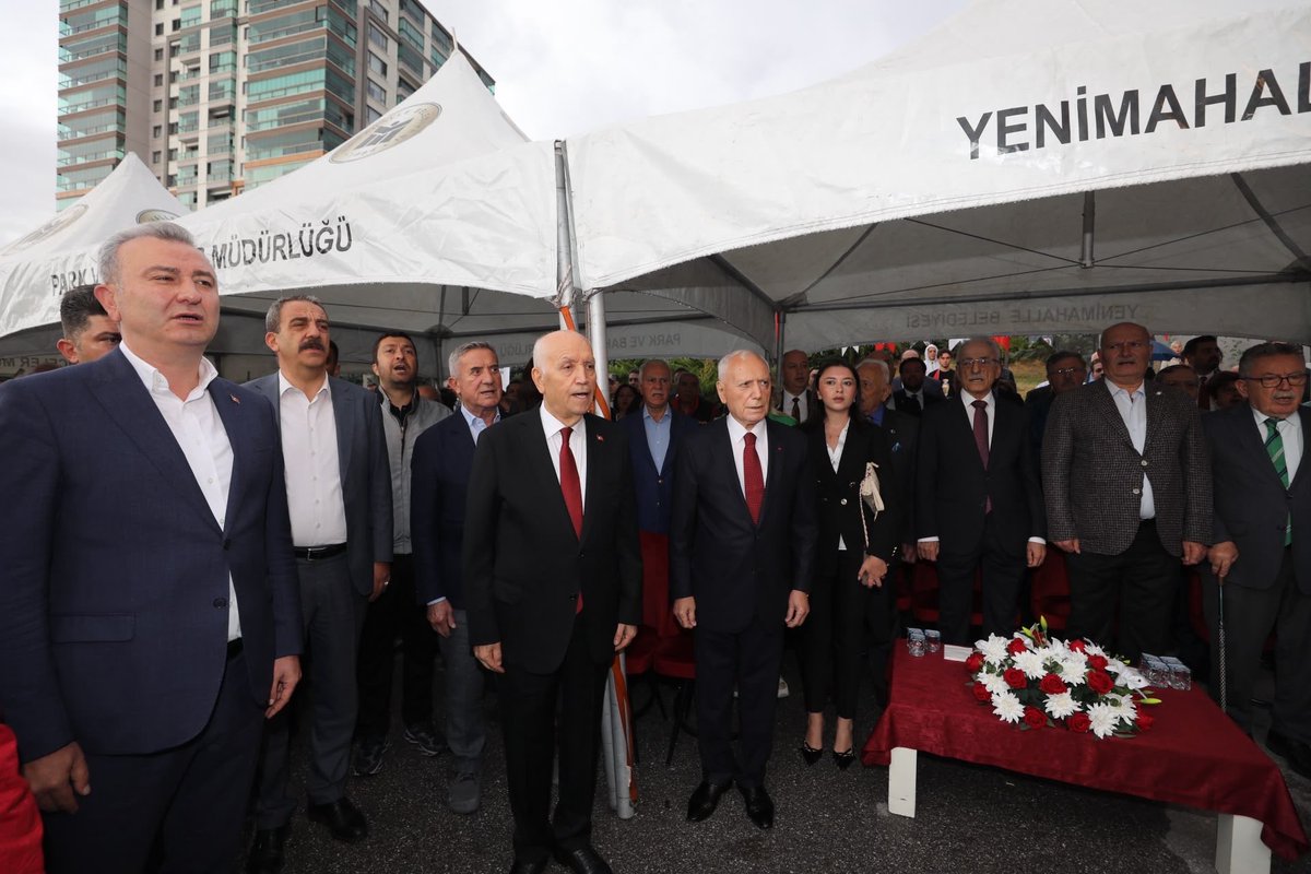 fethiyasar's tweet photo. Sait Ulusoy Alzheimer ve Yaşlı Yaşam Merkezimiz Yenimahallemize, Ankaramıza hayırlı olsun. 🧿

Merkezimizde Alzheimer hastalarımız ve bakıma muhtaç sakinlerimiz, zihinsel ve ev içi aktivitelerin yanı sıra psiko-motor ve sosyo-duygusal aktiviteler de yapacaklar. Ayrıca açık, yarı açık sosyal ortak alanlar, yürüyüş yolları, spor alanlarıyla yaşlılarımızın günlük yaşam faaliyetlerini keyifli geçirmelerini sağlayacağız. 

Bu tesisimizin diğer Belediyelerimize ve Devletimizin ilgili kurumlarına da örnek bir uygulama olacağına yürekten inanıyorum.

7 bin 868 m2 inşaat alanına sahip olan tesisimizin 3 bin 898 m2’si Yaşlı Yaşam Merkezi, 1830 m2’si ise Alzheimer Merkezi olarak inşa edildi. Toplam 116 yatak kapasiteli olan yapının her odasında banyo da bulunuyor. 

5 yıldızlı otel konforunu aratmayan tesisimizin içerisinde çok amaçlı salon, iki yemek salonu, iki yemekhane, iki mutfak, iki servis mutfağı, sağlık birimleri, 10 adet tek kişilik, 53 adet çift kişilik odalar, fizyoterapi odası, iki dinlenme odası ve 1 atölye odası bulunuyor.