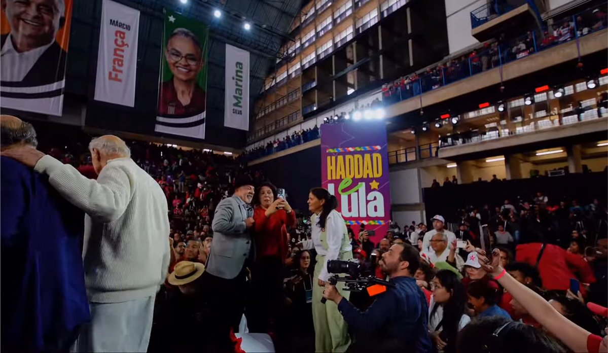 viccommie's tweet photo. O estilo da convenção do PT-SP trouxe uma vibe meio eleições dos EUA. Não sei explicar, mas acho que é o estilo do palco e as plaquinhas https://t.co/2NcoqSCGwL