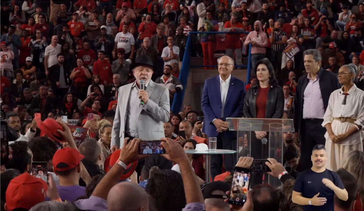viccommie's tweet photo. O estilo da convenção do PT-SP trouxe uma vibe meio eleições dos EUA. Não sei explicar, mas acho que é o estilo do palco e as plaquinhas https://t.co/2NcoqSCGwL