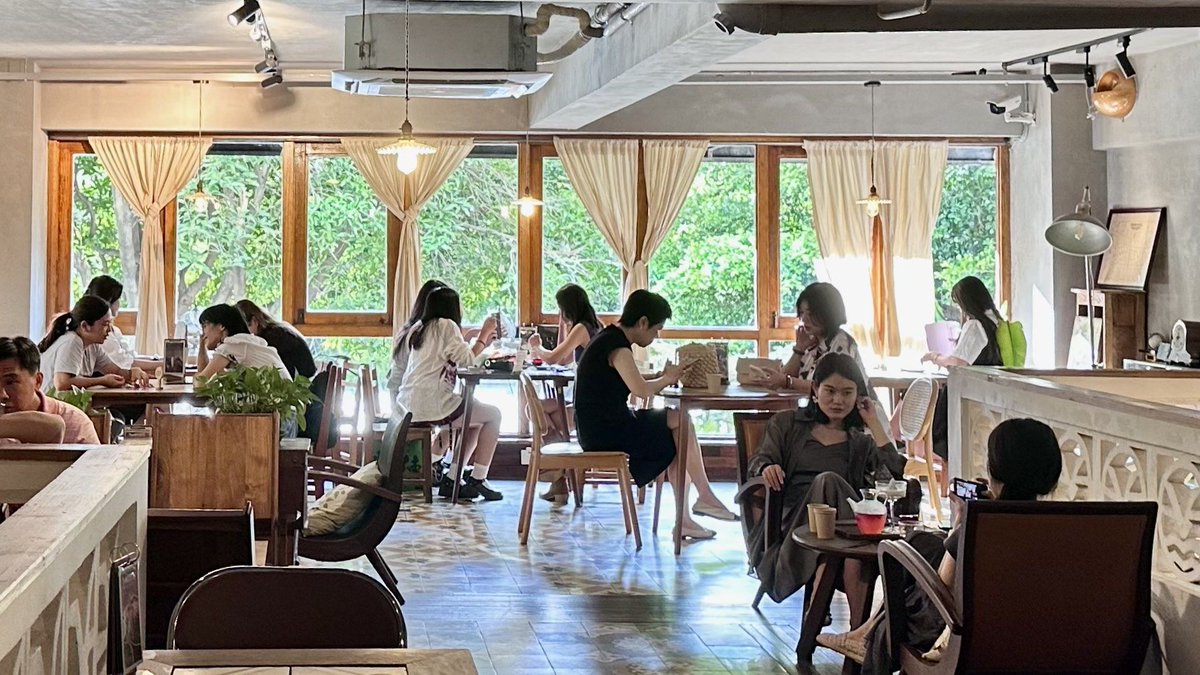 BlakeDora82332's tweet photo. A quick chat with a stranger at the café turned into a great book swap—love how small moments connect us. ， https://t.co/JsorPvPpCG