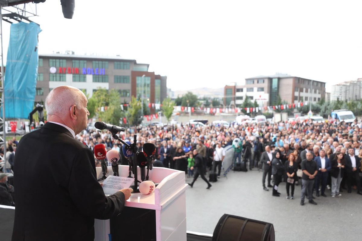 fethiyasar's tweet photo. Benim bakış açıma göre belediyecilik, bölgemde yaşayan herkesin doğumdan ölüme kadar her anında yanında olmak, ihtiyaçlarını gücümüz ölçüsünde gidermektir. İnsan odaklı belediyecilik, ihtiyaca göre çözüm üretmek demektir ve biz 17 yıldır bunu yapıyoruz. 

Ticari bir arsa olan bu alanı satmak ya da bu tesisin yapımında kullandığımız parayı halka dokunmayan işlere savurmakta bir tercihti. Burayı Yenimahalle’nin önemli bir ihtiyacını karşılayacak, halkımıza hizmet edecek bir merkeze çevirmek de bir tercihti. 

Biz tercihimizi ranttan, reklamdan, algıdan yana değil 17 yıldır olduğu gibi halkımızdan yana kullanmayı tercih ettik.