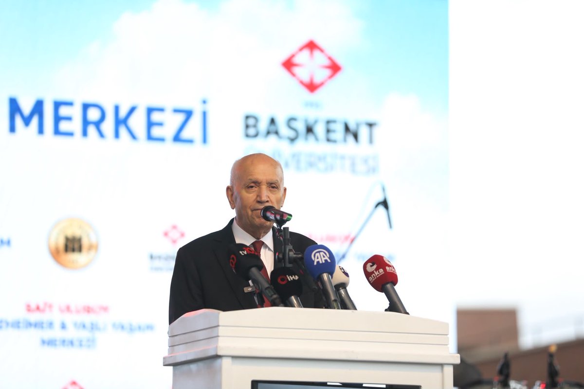 fethiyasar's tweet photo. Benim bakış açıma göre belediyecilik, bölgemde yaşayan herkesin doğumdan ölüme kadar her anında yanında olmak, ihtiyaçlarını gücümüz ölçüsünde gidermektir. İnsan odaklı belediyecilik, ihtiyaca göre çözüm üretmek demektir ve biz 17 yıldır bunu yapıyoruz. 

Ticari bir arsa olan bu alanı satmak ya da bu tesisin yapımında kullandığımız parayı halka dokunmayan işlere savurmakta bir tercihti. Burayı Yenimahalle’nin önemli bir ihtiyacını karşılayacak, halkımıza hizmet edecek bir merkeze çevirmek de bir tercihti. 

Biz tercihimizi ranttan, reklamdan, algıdan yana değil 17 yıldır olduğu gibi halkımızdan yana kullanmayı tercih ettik.