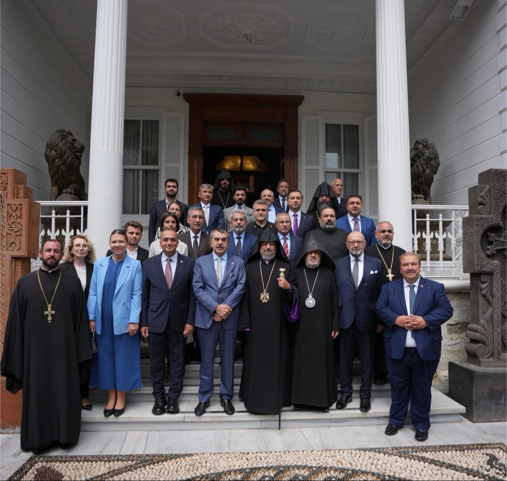 Yusuf__Tekin's tweet photo. 📍İstanbul

Türkiye Ermenileri Patriği Sayın Sahak Maşalyan’ı ziyaret ettik.

Ardından Özel Bezciyan Ermeni İlkokulu ve Ortaokulunda gerçekleştirilen çalışmalara dair bilgi aldık.

Binlerce yıllık birlikte yaşama kültürümüzü yaşatmanın ve gelecek nesillere aktarmanın en güçlü yolu eğitimdir. Her evladımızın eşit imkânlarla nitelikli eğitime erişmesi için çalışmalarımızı kararlılıkla sürdürüyoruz.

Kıymetli okul yöneticilerimize ve öğretmenlerimize çalışmalarında başarılar diliyor, nazik misafirperverliğinden dolayı Sayın Sahak Maşalyan’a teşekkür ediyorum.
