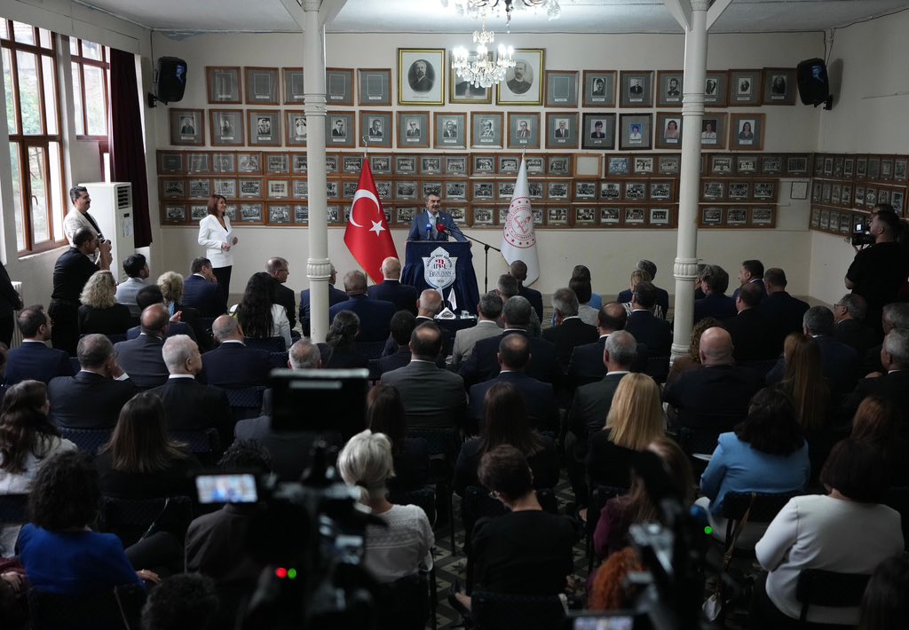 Yusuf__Tekin's tweet photo. 📍İstanbul

Türkiye Ermenileri Patriği Sayın Sahak Maşalyan’ı ziyaret ettik.

Ardından Özel Bezciyan Ermeni İlkokulu ve Ortaokulunda gerçekleştirilen çalışmalara dair bilgi aldık.

Binlerce yıllık birlikte yaşama kültürümüzü yaşatmanın ve gelecek nesillere aktarmanın en güçlü yolu eğitimdir. Her evladımızın eşit imkânlarla nitelikli eğitime erişmesi için çalışmalarımızı kararlılıkla sürdürüyoruz.

Kıymetli okul yöneticilerimize ve öğretmenlerimize çalışmalarında başarılar diliyor, nazik misafirperverliğinden dolayı Sayın Sahak Maşalyan’a teşekkür ediyorum.