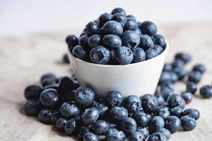 DaAcervo's tweet photo. A melhor fruta para o cérebro provavelmente são os mirtilos (blueberries).

As antocianinas são um grupo de pigmentos vermelho-escuros, roxos e azuis encontrados em alimentos de origem vegetal.

Elas fazem parte de uma categoria maior chamada flavonoides. Esses compostos são abundantes em frutas como mirtilos, framboesas e amoras.

As antocianinas demonstram diversos benefícios, como melhora da memória, redução da pressão arterial, menor risco de doenças cardíacas e câncer, além de prevenção de doenças neurológicas.

Uma revisão sistemática e meta-análise de 13 estudos randomizados controlados encontrou que a suplementação rica em antocianinas melhorou significativamente a velocidade de processamento cognitivo em adultos mais velhos (com intervalo de confiança 95% de 0.08 a 0.44; p = 0.004), o que pode preservar o funcionamento diário e a qualidade de vida nessa população. Não houve diferenças significativas em memória, atenção, função executiva ou desempenho psicomotor geral nesse conjunto específico.

Outra meta-análise recente de ensaios randomizados controlados (incluindo múltiplos estudos) mostrou que intervenções ricas em antocianinas (e alimentos ricos nelas) melhoraram significativamente a cognição global (diferença média padronizada SMD = 0.46, 95% CI 0.30–0.63), com benefícios em domínios específicos como memória episódica (SMD = 0.30), memória de trabalho (SMD = 0.24), velocidade de processamento e psicomotora (SMD = 0.19), atenção e raciocínio visuoespacial (SMD = 0.37), e velocidade verbal e fluência (SMD = 0.21). Os autores concluem que a suplementação de antocianinas pode melhorar múltiplos domínios cognitivos, embora mais estudos bem projetados sejam necessários.

Outros estudos e revisões sistemáticas reforçam efeitos positivos em memória verbal, memória de trabalho, função executiva e ativação cerebral (por exemplo, maior fluxo sanguíneo em regiões relacionadas à memória via imagem por ressonância magnética funcional).

Alimentos com altas quantidades de antocianinas incluem cerejas, romãs, uvas pretas e vermelhas, repolho roxo, cebola roxa e a casca de berinjela roxa.

Quer um cérebro melhor? Comece a incluir mirtilos e os outros alimentos citados na sua próxima compra!

(Referências baseadas em meta-análises publicadas em 2023–2025, como Feng et al. em Nutrition Reviews e Micek et al. em GeroScience, entre outras revisões sistemáticas recentes.)