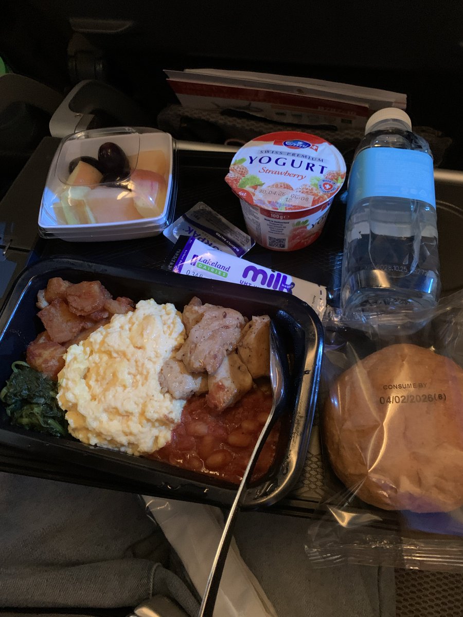 steviluck's tweet photo. @ameliazainabila @MAS Meanwhile, this is economy class in Singapore Airlines. We still had a fresh drink, too. It was so packed and delicious, I almost gasped out of excitement 😂 https://t.co/QRGOV1oS1D