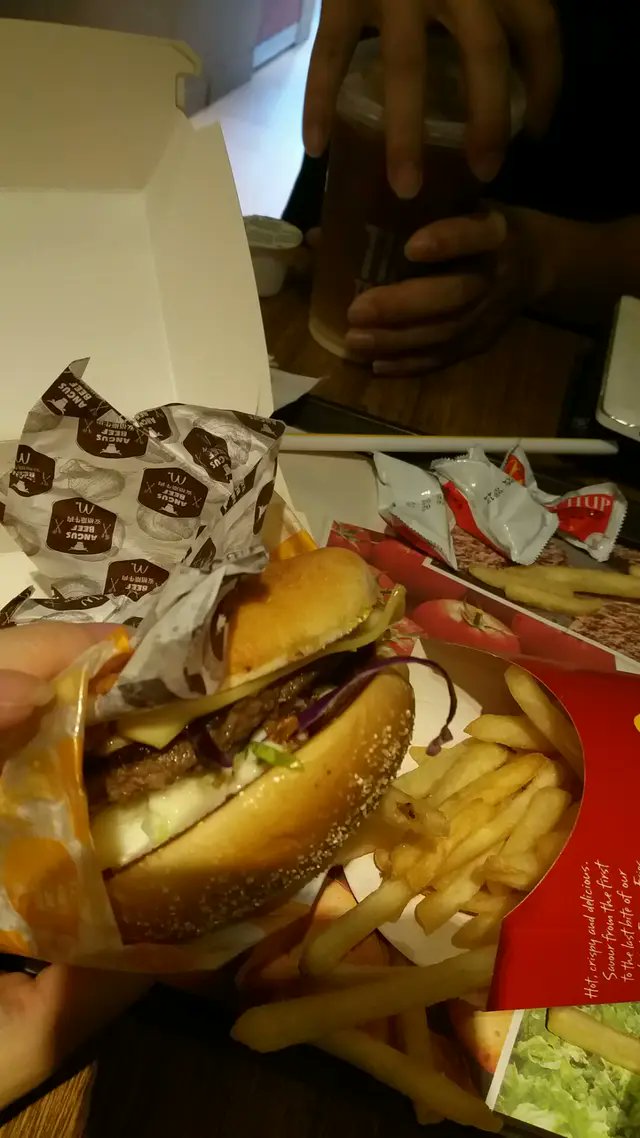 EsserFernando's tweet photo. Just stole the last fry from my baby and got a kiss as my "punishment" — best trade ever ， https://t.co/aJMgMNz7sT