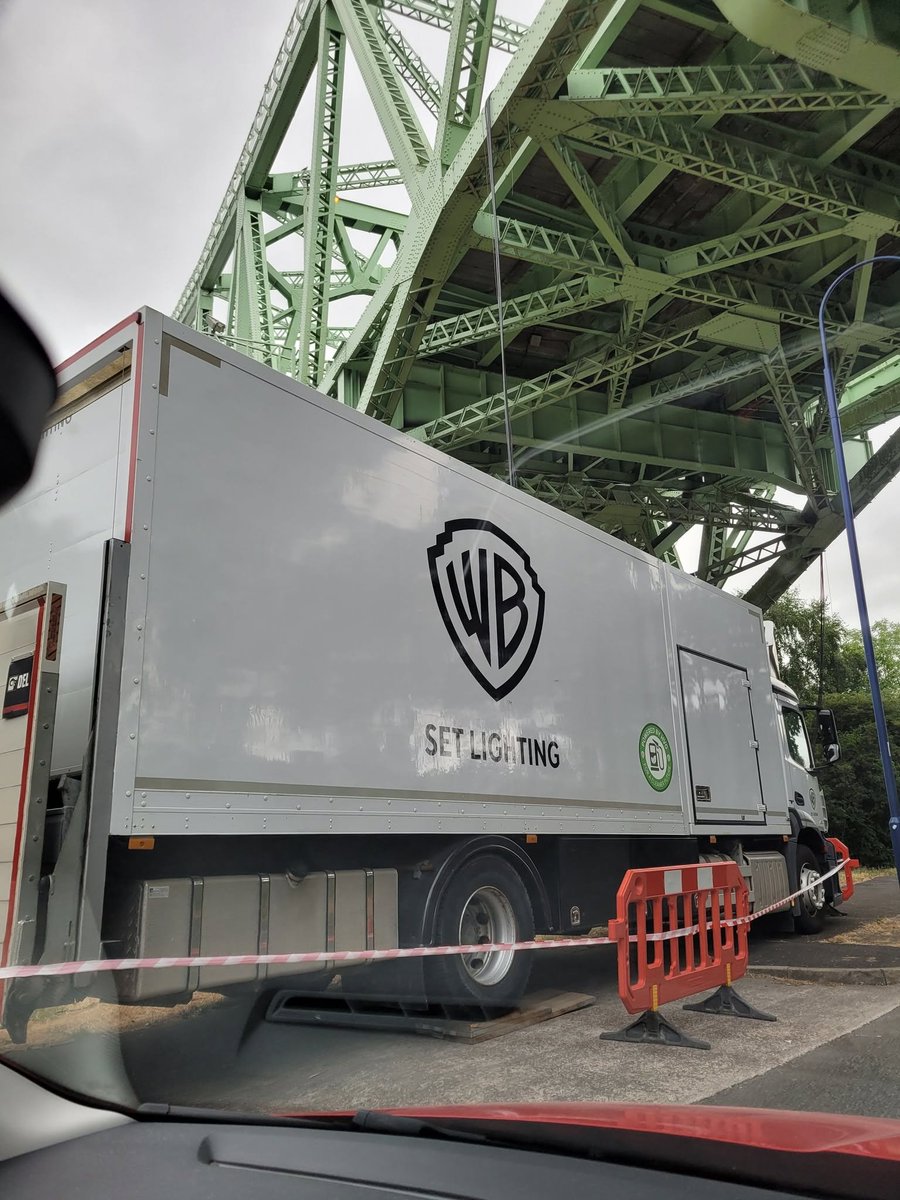 TheBatmanSagaNW's tweet photo. A giant Warner Bros. Set Lighting truck at the set of ‘THE BATMAN: PART 2’

(via Sharon Deen on Facebook) https://t.co/nC4jJV6Xe3