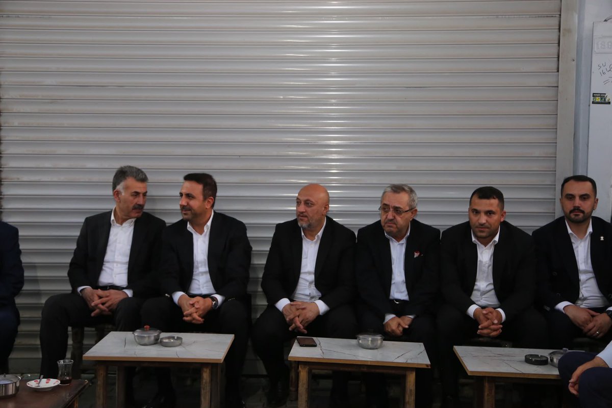 vahitorakk's tweet photo. 📍GÜROYMAK

Milletvekilimiz Sn. Turan BEDİRHANOĞLU, İl Başkanımız Sn. Engin GÜNCEOĞLU ve Merkez İlçe Başkanımız Sn. Turgay KURTKAN ile birlikte, Güroymak’ta vatandaşlarımızla bir araya geldik.

Hemşehrilerimizle hasbihal ederek talep ve önerilerini dinledik. Gönül gönüle buluşmaya, milletimizle omuz omuza yürümeye ve eser ile hizmet anlayışımızı kararlılıkla sürdürmeye devam edeceğiz.

@T_Bedirhanoglu @EnginGunceoglu @Ntanglay