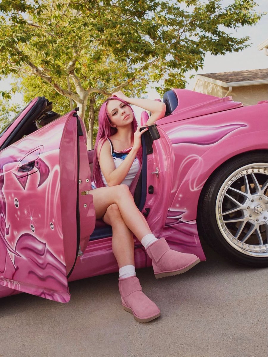 AdelaAccess's tweet photo. ADÉLA graciously stuns in new photos for UGG as she wears the brand new Dusty Orchid Classic Mini https://t.co/pfwOa6ylkQ