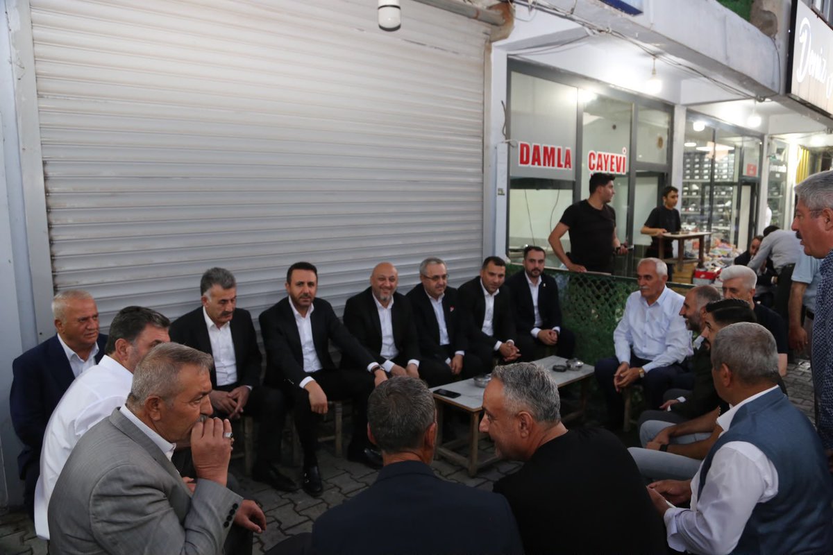 vahitorakk's tweet photo. 📍GÜROYMAK

Milletvekilimiz Sn. Turan BEDİRHANOĞLU, İl Başkanımız Sn. Engin GÜNCEOĞLU ve Merkez İlçe Başkanımız Sn. Turgay KURTKAN ile birlikte, Güroymak’ta vatandaşlarımızla bir araya geldik.

Hemşehrilerimizle hasbihal ederek talep ve önerilerini dinledik. Gönül gönüle buluşmaya, milletimizle omuz omuza yürümeye ve eser ile hizmet anlayışımızı kararlılıkla sürdürmeye devam edeceğiz.

@T_Bedirhanoglu @EnginGunceoglu @Ntanglay