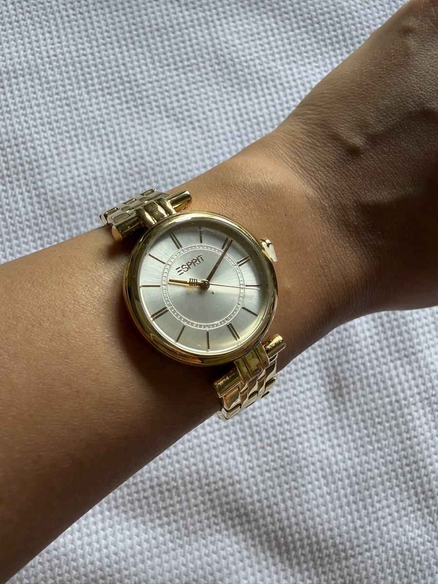BeingunrealSam's tweet photo. When did we grow this old that instead of expecting gifts from someone else, we started gifting ourselves the things we love? 
I love watches and this birthday, I treated myself to this one. https://t.co/I1tmRymSru