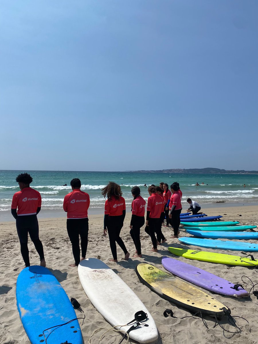 CaritasMadrid's tweet photo. 🌊 Hay veranos que dejan huella.

Unas olas, una tabla de surf y un grupo dispuesto a animarse en cada intento. Así han despedido su campamento en Galicia los adolescentes y jóvenes de Cáritas Vicaría V.

Han sido días para descubrir nuevos lugares, superar miedos, cuidar unos de otros y comprobar que las mejores experiencias siempre se viven en comunidad.

Porque crecer también es atreverse a probar algo nuevo, compartir la alegría y volver a casa con la mochila llena de recuerdos que permanecerán mucho más allá del verano.

👉 Descubre cómo han vivido esta experiencia: https://t.co/dpMh8Fs935 #CáritasMadrid #CampamentoCáritas #Galicia #Surf #juventud