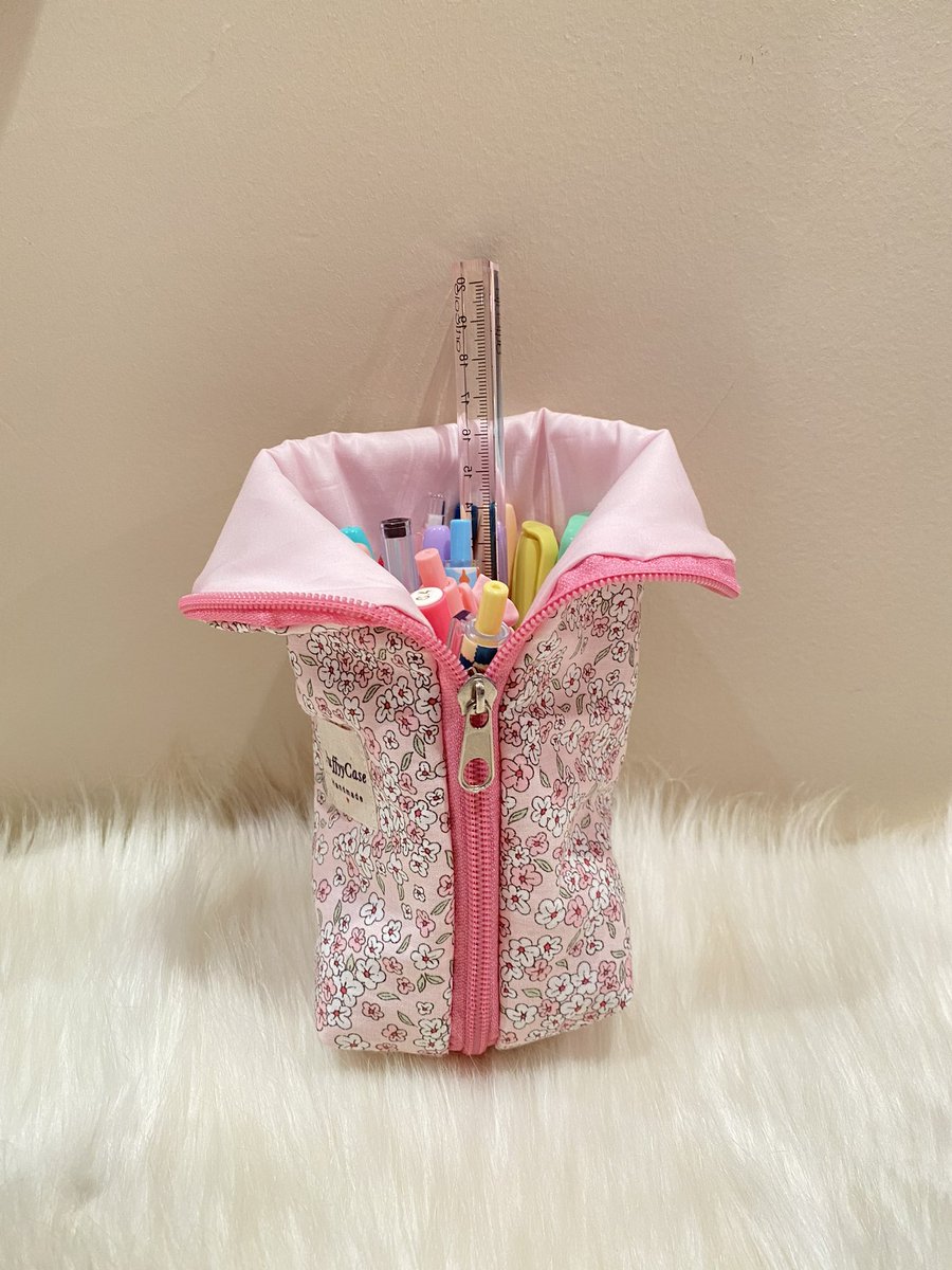 puffyycase's tweet photo. Moralim bozuk olduğu için açıklama yazamicam ama 23 farklı deseni olduğunu ve geniş açılabilen kalemlik diye profilimdeki linkten bulabileceğinizi ekliyim nolur nolmaz belki almak isteyen olur napim ekmek teknem burası😔sizi seviyorum bb🩷 https://t.co/15Hs4Rk73a