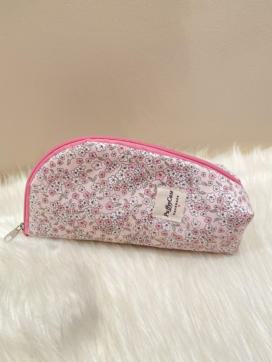 puffyycase's tweet photo. Moralim bozuk olduğu için açıklama yazamicam ama 23 farklı deseni olduğunu ve geniş açılabilen kalemlik diye profilimdeki linkten bulabileceğinizi ekliyim nolur nolmaz belki almak isteyen olur napim ekmek teknem burası😔sizi seviyorum bb🩷 https://t.co/15Hs4Rk73a