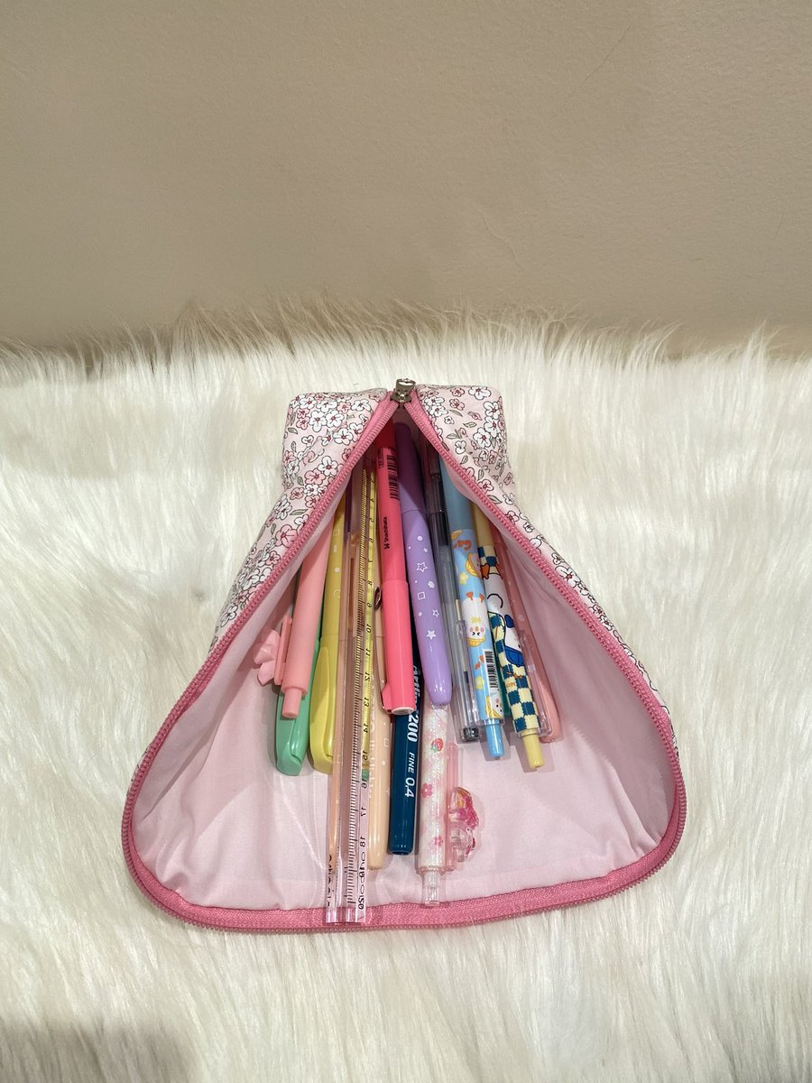 puffyycase's tweet photo. Moralim bozuk olduğu için açıklama yazamicam ama 23 farklı deseni olduğunu ve geniş açılabilen kalemlik diye profilimdeki linkten bulabileceğinizi ekliyim nolur nolmaz belki almak isteyen olur napim ekmek teknem burası😔sizi seviyorum bb🩷 https://t.co/15Hs4Rk73a